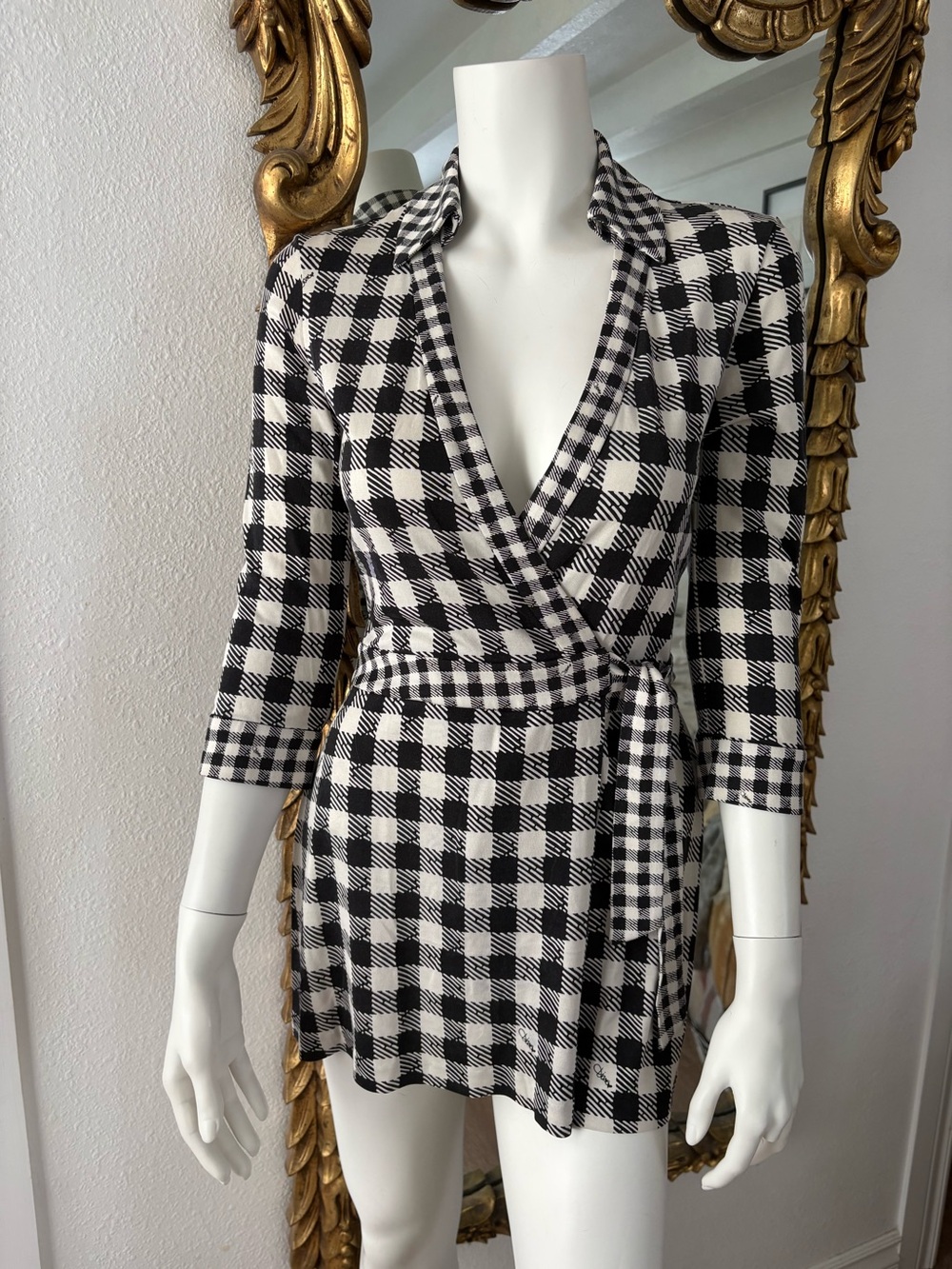 Diane Von Furstenberg 100% Silk
Vintage checked playsuit Size 4